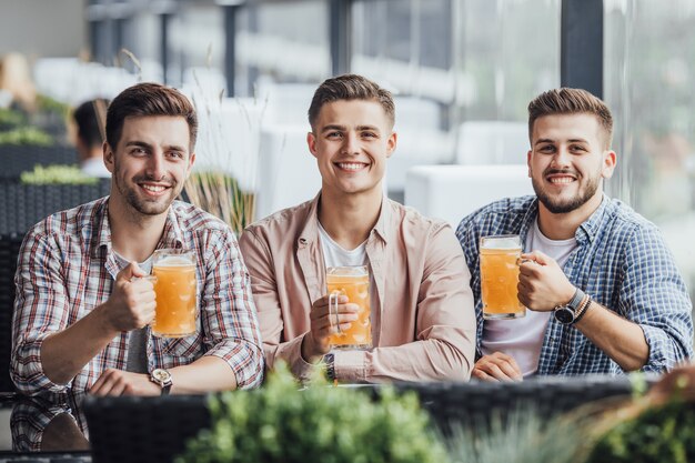 L'azienda seduta sulla terrazza estiva con la birra.