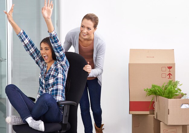 L'eccitazione del trasloco è nell'aria Inquadratura di due imprenditrici che si trasferiscono in un nuovo ufficio