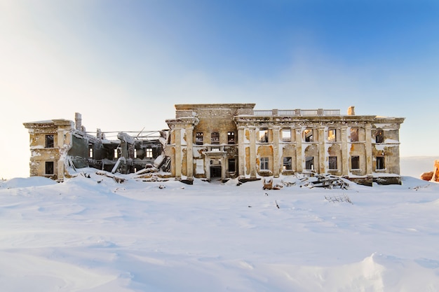 L'edificio a due piani abbandonato