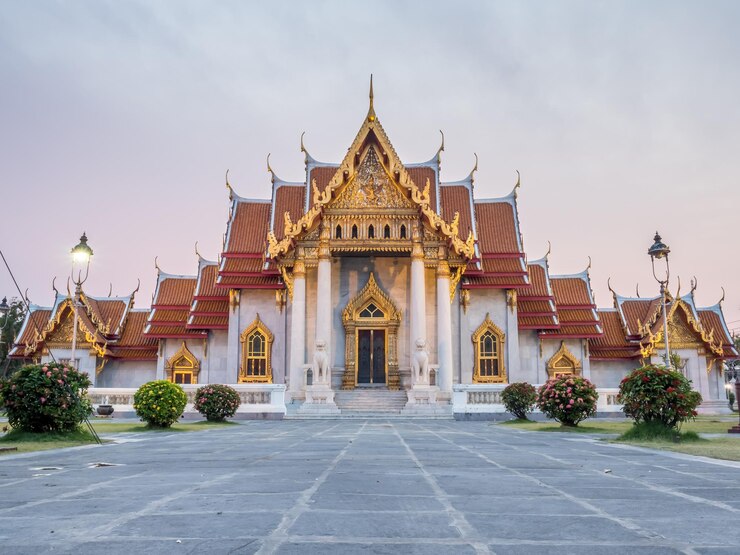 L'edificio della chiesa del tempio di marmo Wat Benjamabophit Bangkok in Thailandia sotto il cielo di sera