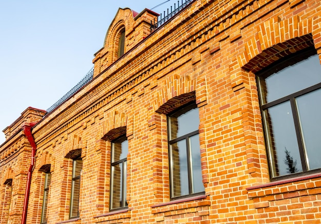 L'edificio della vecchia fabbrica è in mattoni rossi.