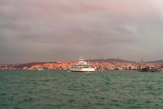 L'edificio e il Mar di Marmara a Istanbul