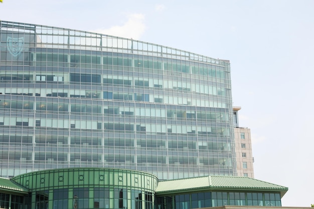 L'edificio è in vetro e ha una facciata verde.