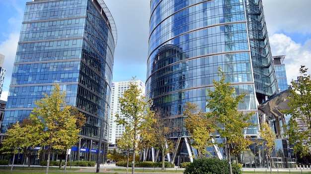 l'edificio è un moderno grattacielo con un'insegna blu con scritto "l'azienda".