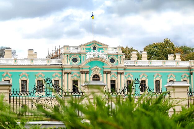 L'edificio nazionale di lusso del Palazzo Mariyinsky a Kiev è la sede cerimoniale ufficiale del presidente ucraino con cespugli ornamentali verdi in primo piano