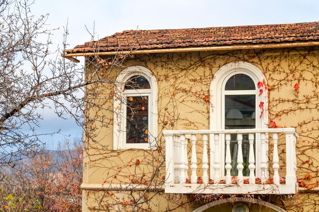 L'edificio nel fogliame autunnale Georgia