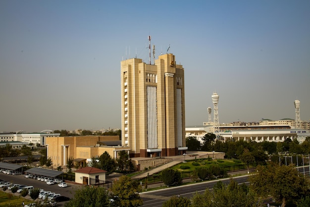 l'edificio più alto con la torre del telefono in cima nella città dell'Uzbekistan