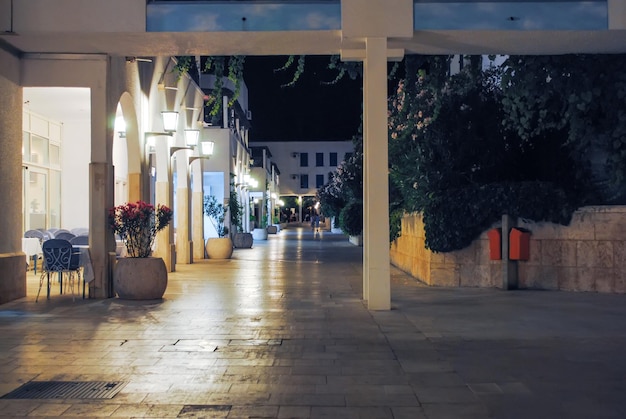 L'edificio si trova sulla costa adriatica a Budva di notte