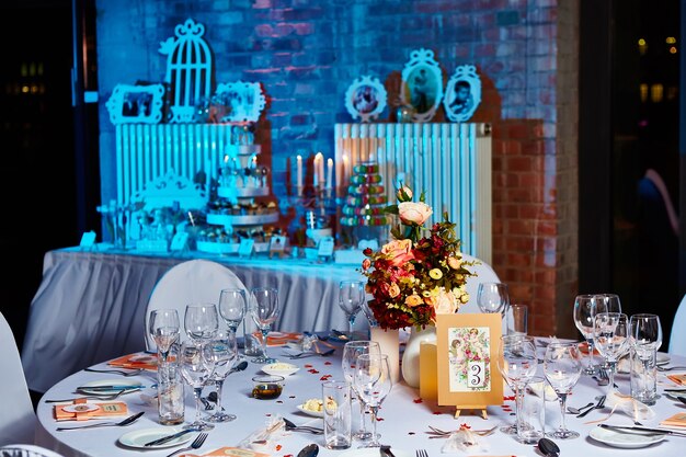 L'elegante messa in tavola di un matrimonio pronta per l'evento