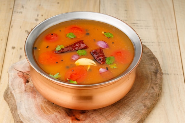 L'elemento principale degli indiani del sud di Rasam nel pasto è una zuppa di verdure