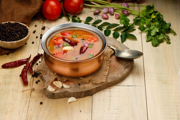 L'elemento principale degli indiani del sud di Rasam nel pasto è una zuppa di verdure