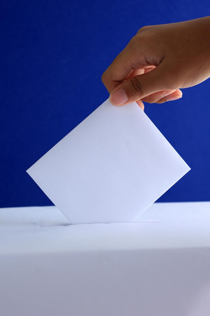 L'elettrice mette la scheda di voto nell'urna