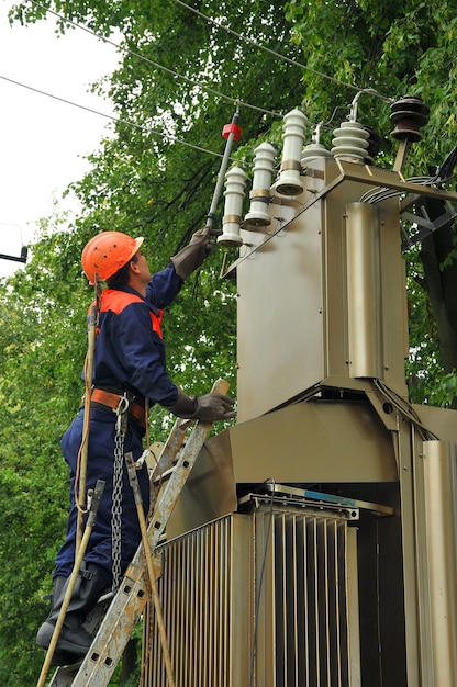 L'elettricista controlla la tensione sulla trasmissione di potenza l