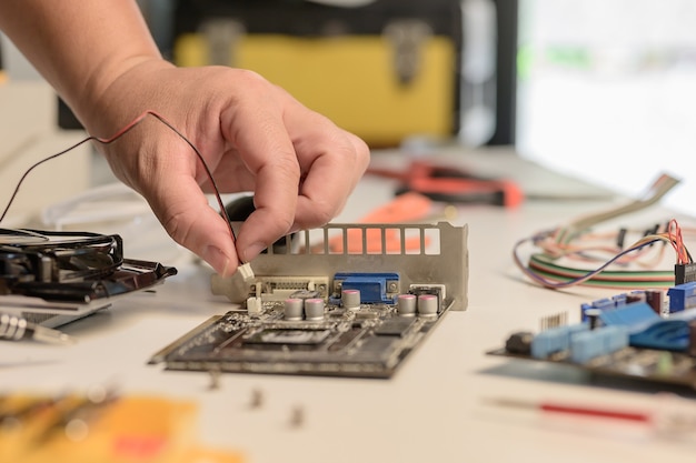 L'elettricista o l'ingegnere manutentore e ripara l'hardware del computer.