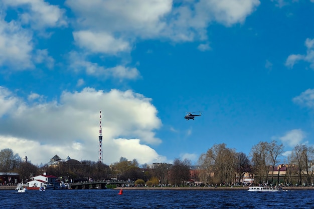 L'elicottero decolla sullo sfondo di nuvole e cielo blu