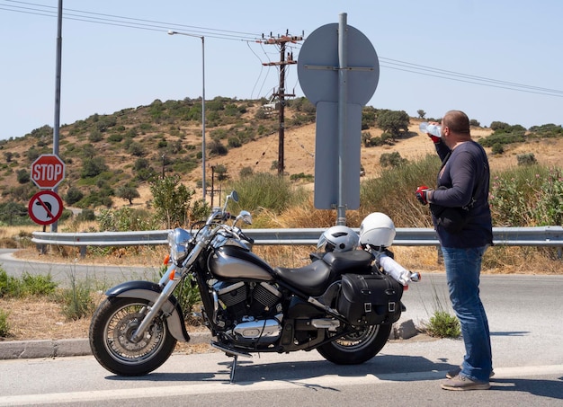 L'elicottero per motociclette si trova su una serpentina di montagna in Grecia