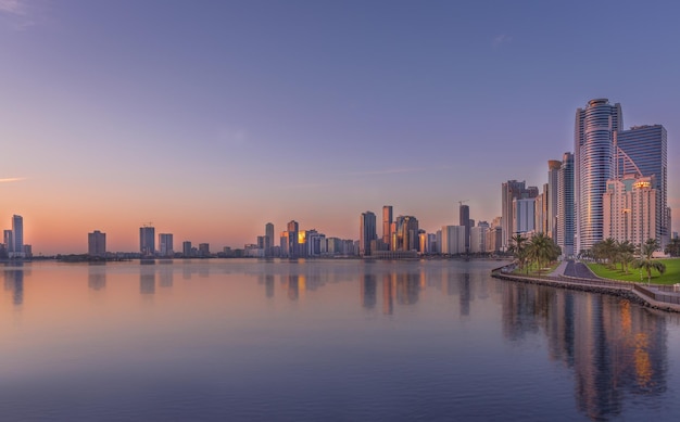 L'emirato di Sharjah dal lago contro il cielo durante il tramonto