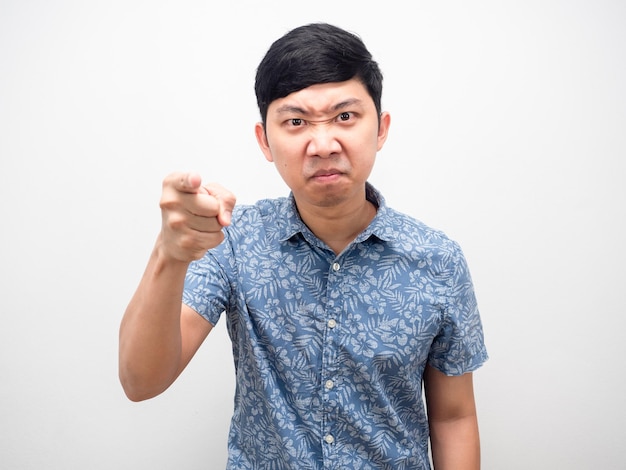 L'emozione del viso arrabbiato dell'uomo asiatico punta il dito contro di te ritratto