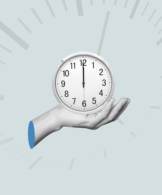 L'enorme mano tiene un grande orologio