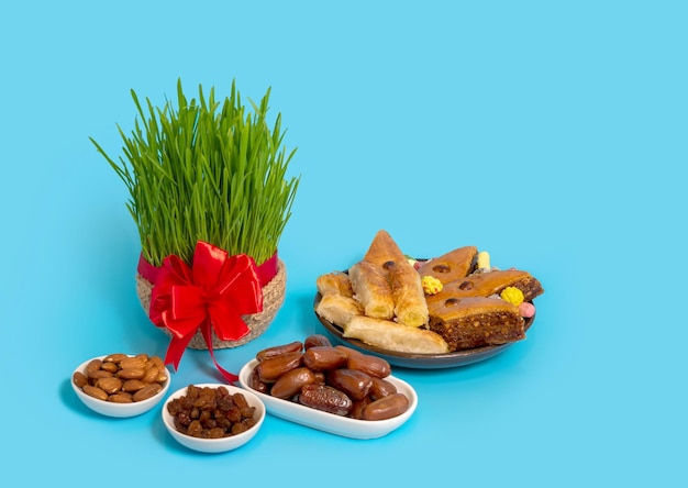L'equinozio di primavera una tavola tradizionale su Navruz grano grano arabica baklava dessert dolci noci frutta secca