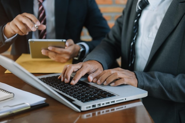 L'equipaggio degli account manager delle riunioni di lavoro lavora sulla pagina di ricerca sul computer con il nuovo progetto di avvio La presentazione dell'idea analizza i piani