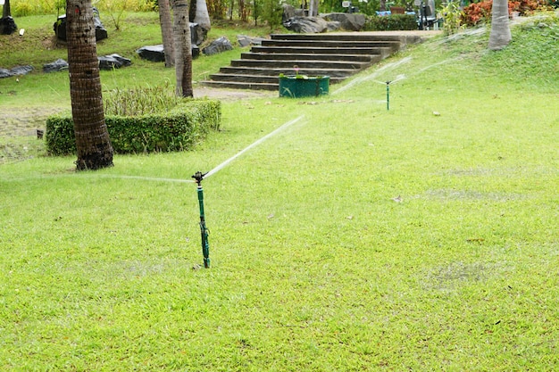 l'erba del parco viene trattata con acqua