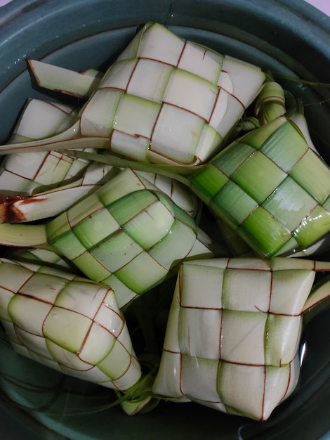 L'erba verde è l'ingrediente principale di questo piatto.