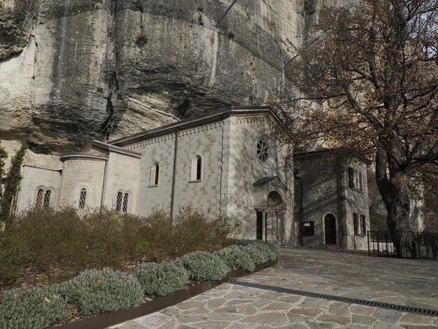 L'eremo benedettino ai piedi della formazione della Pietra di Bismantova nell'Appennino tosco-emiliano