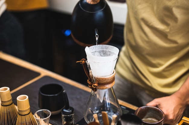 L&#39;erogazione a goccia, il caffè filtrato o il rovesciamento sono metodi che prevedono il versamento di acqua su chicchi di caffè tostati e macinati contenuti in un filtro