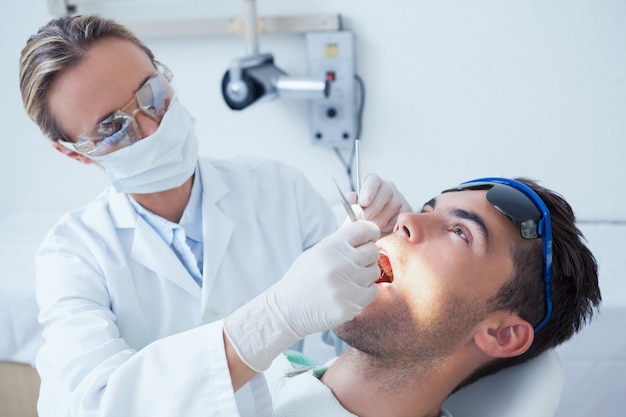 L&#39;esame femminile del dentista equipaggia i denti