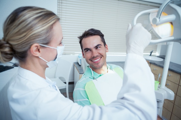 L&#39;esame femminile del dentista equipaggia i denti