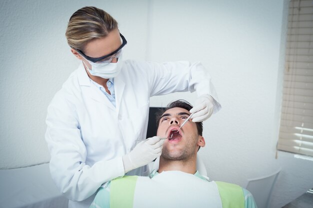 L&#39;esame femminile del dentista equipaggia i denti