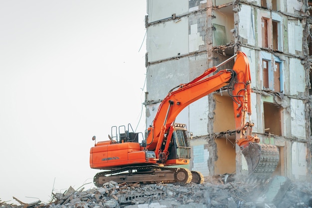 L'escavatore distrugge un vecchio edificio in città