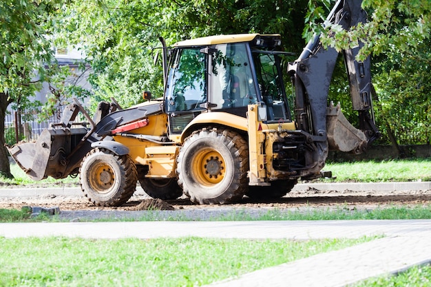 L'escavatore si addormenta una trincea. Costruzione in una zona suburbana