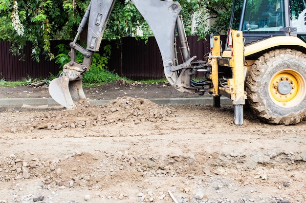 L'escavatore si addormenta una trincea. Costruzione in una zona suburbana