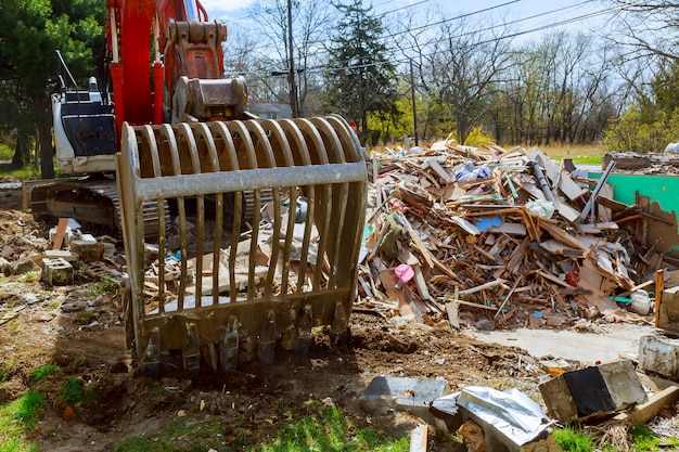 L&#39;escavatore smonta la casa spezzata dopo la tragedia