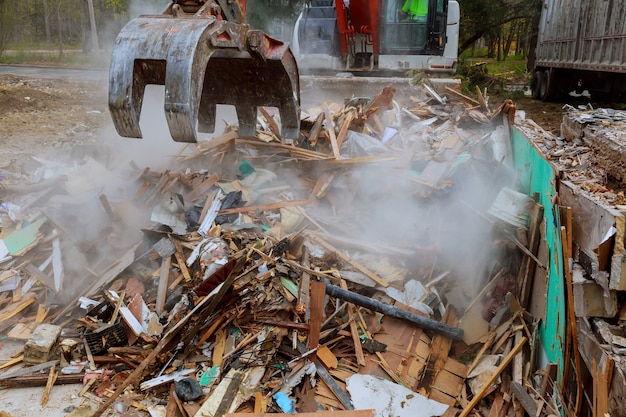 L&#39;escavatore smonta la casa spezzata dopo la tragedia