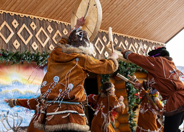 L'esibizione d'insieme popolare in abito di gente indigena di kamchatka la vacanza aborigena del nord...