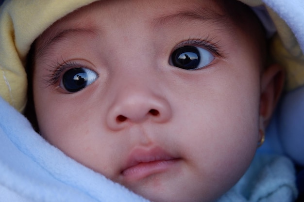 L'espressione del bambino quando è tenuto da sua madre. È una bambina carina.