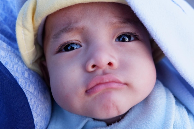 L'espressione del bambino quando è tenuto da sua madre. È una bambina carina.