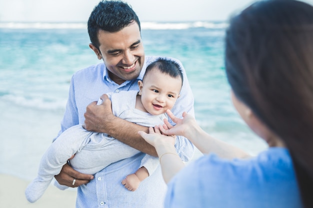 L'espressione del piccolo bambino sveglio con sorridere del papà