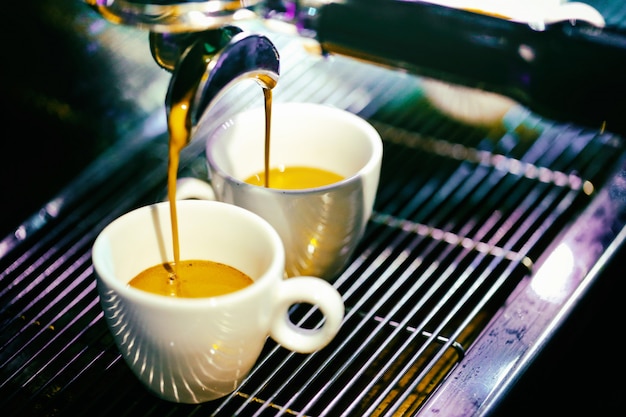 L&#39;espresso ha sparato dalla macchina per il caffè in caffetteria, caffettiera in caffetteria