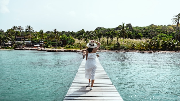 L'estate della donna si rilassa la vacanza