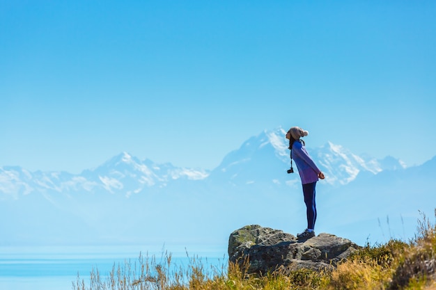 L&#39;estate, la donna asiatica gode del viaggio nel lago Pukaki come un Mt. Cook Background, Nuova Zelanda