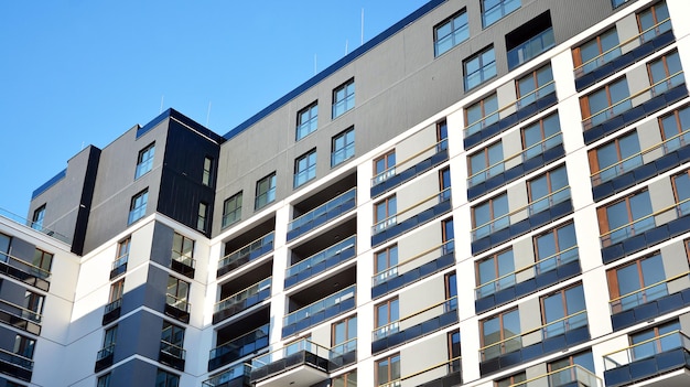 l'esterno dell'edificio è rivestito di grigio e presenta un motivo blu e bianco.