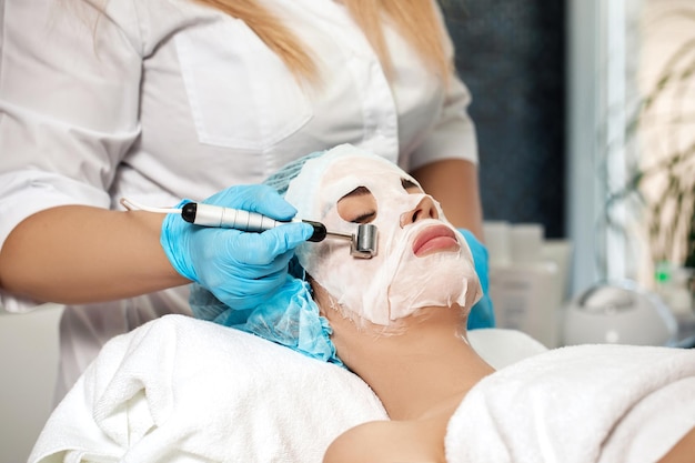 L'estetista applica la maschera facciale sulla donna