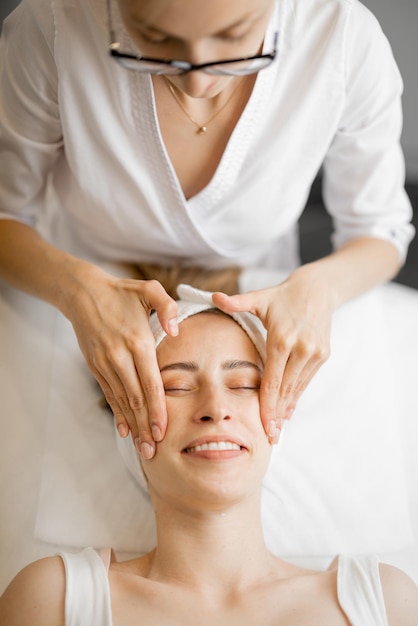 L'estetista fa un massaggio al viso per una donna