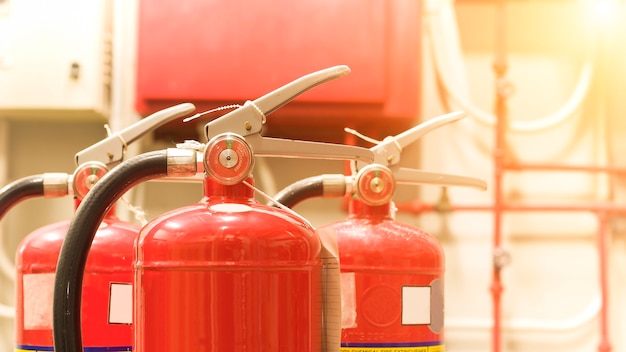 L'estintore rosso è pronto per l'uso in caso di emergenza antincendio al chiuso.