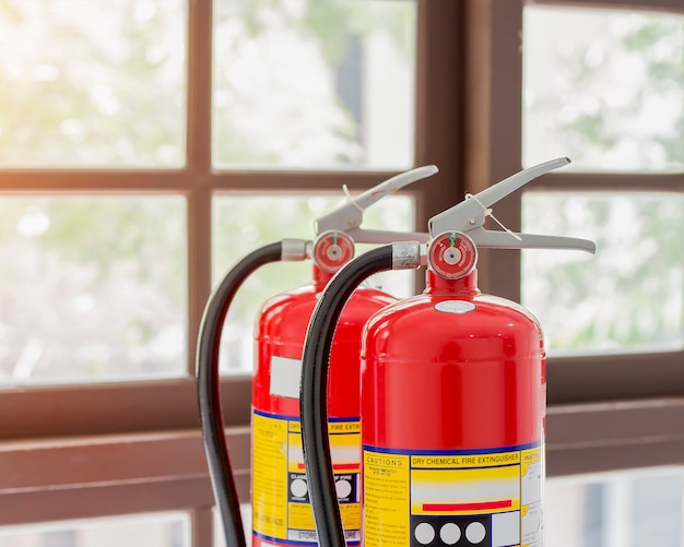 L'estintore rosso è pronto per l'uso in caso di emergenza antincendio al chiuso.