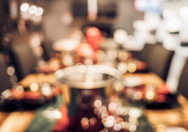 L'estratto ha offuscato la decorazione dell'albero di Natale con la luce della corda al tavolo da cucina